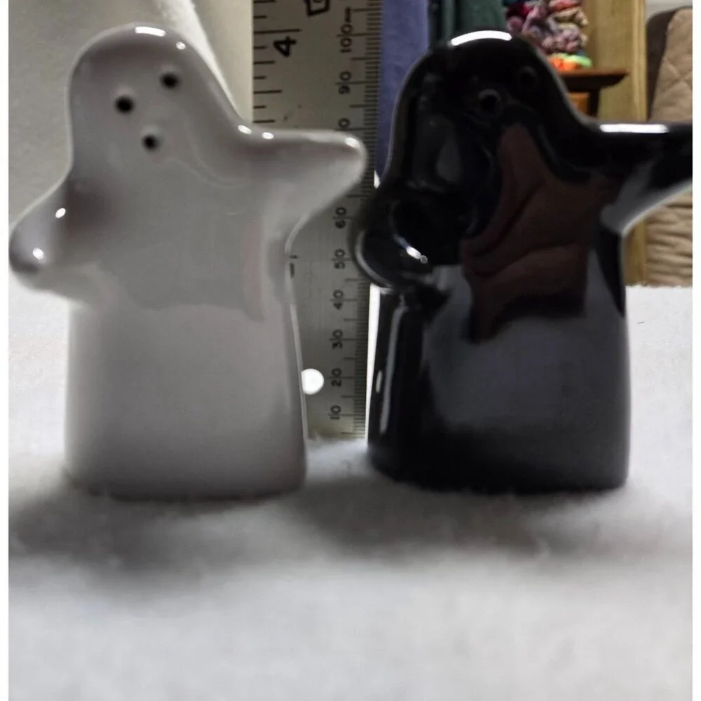 Ghost-Shaped Salt & Pepper Shakers 3